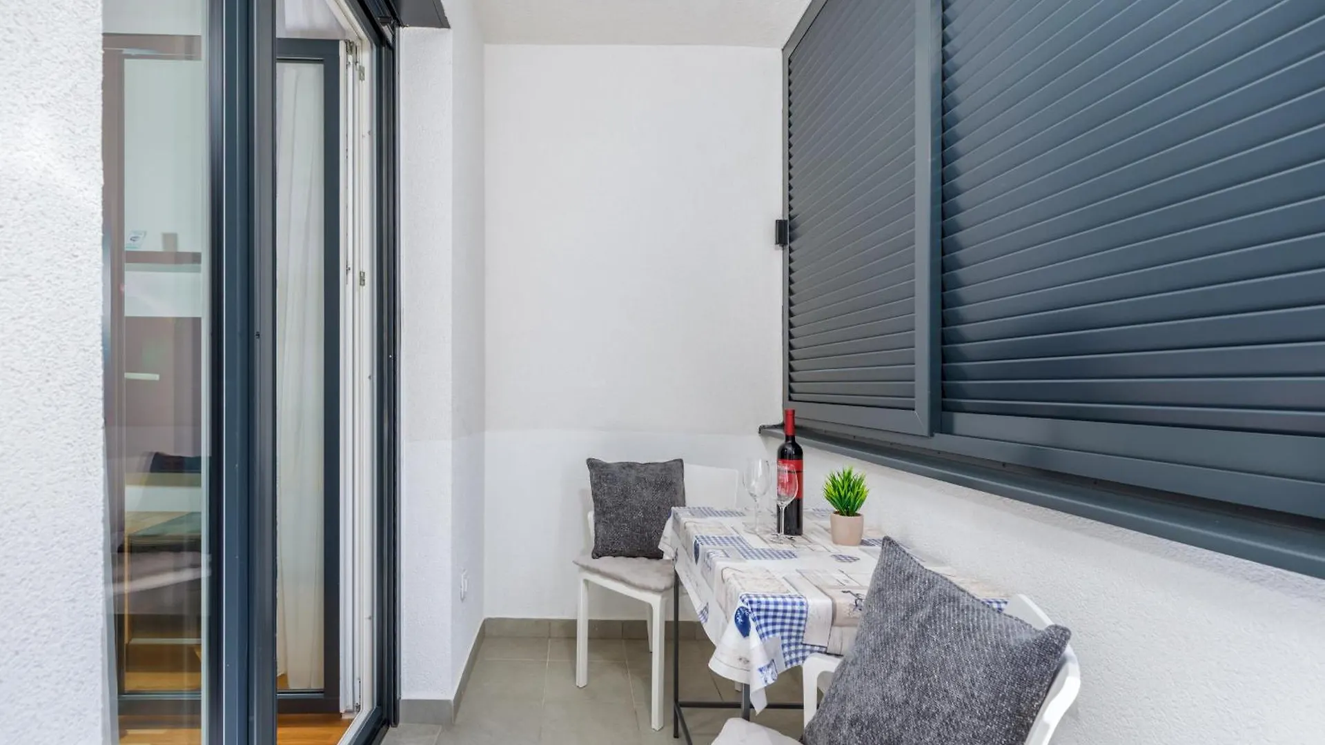 Apartman Ana-Maria PUY 0*,